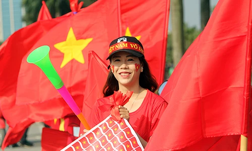 Cờ đỏ sao vàng nhuộm đỏ đường phố Hà Nội trước trận Việt Nam - Philippines