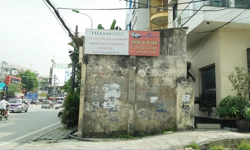 Ngôi nhà dị thường sừng sững giữa vỉa hè Hà Nội