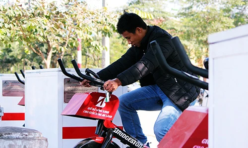 Người Hà Nội khoan khoái đạp xe lọc nước ở hồ Hoàng Cầu