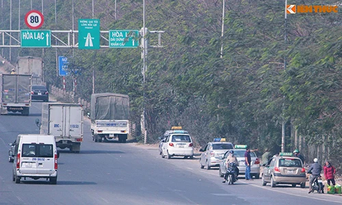 Hãi hùng cảnh taxi bắt khách trên đại lộ Thăng Long