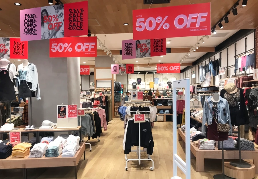 Sale off 50%, thời trang hàng hiệu vẫn "đìu hiu" ế ẩm đêm Noel