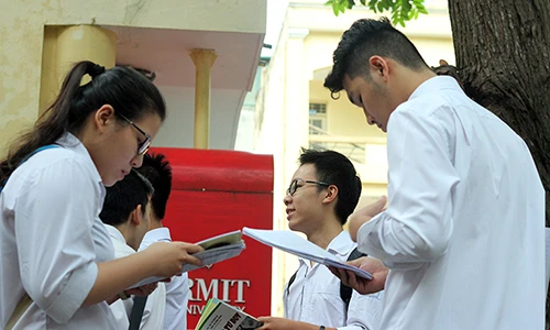 Ảnh: Sĩ tử hào hứng ôn lại bài trước khi vào phòng thi THPT