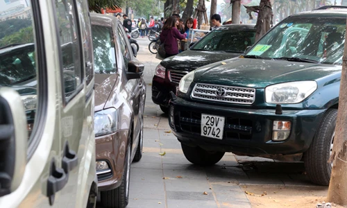 Ảnh: Ô tô lấn chiếm vỉa hè trước cổng Bộ Tài nguyên và Môi trường