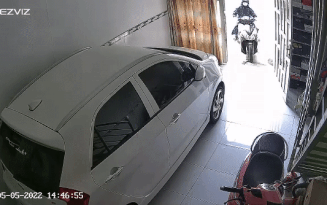 Chạy trốn cảnh sát giao thông, hai "nữ quái xế" lao thẳng vào nhà dân Chay tron canh sat giao thong, hai