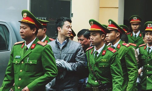 Ảnh: Các bị cáo vụ án Đinh La Thăng ngơ ngác tìm người thân