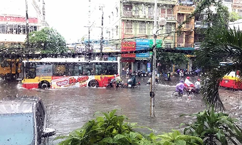 Ảnh: Mưa lớn, đường Hà Nội lại biến thành “sông“