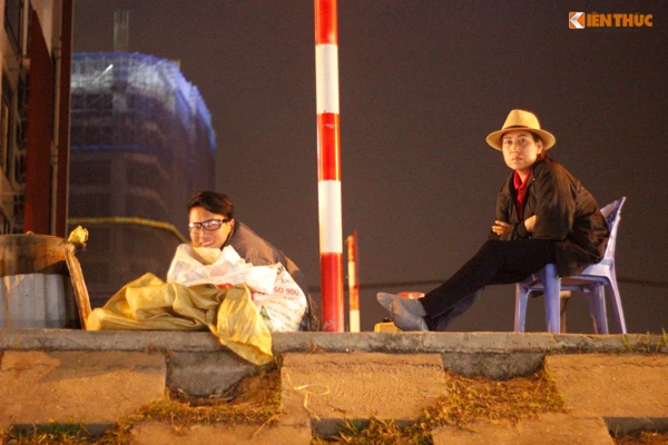 Ảnh: Người nghèo co ro mưu sinh trong đêm đông lạnh Hà Nội