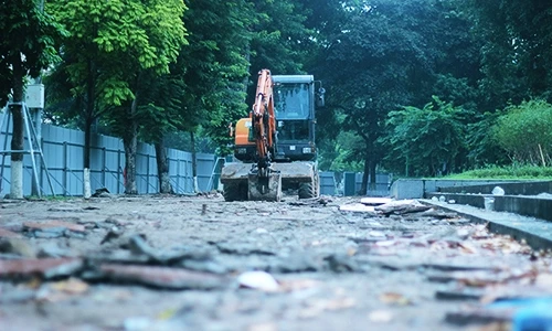 Ngán ngẩm cảnh đào xới nham nhở ở công viên Lê Nin, Hà Nội