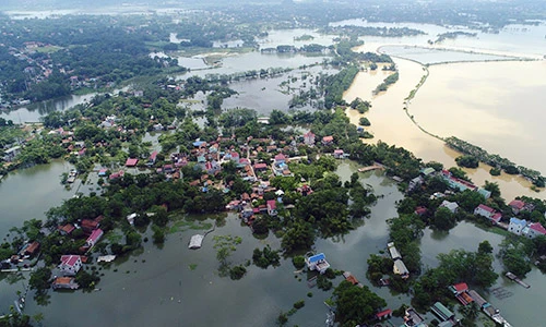 Ngập lụt ở Chương Mỹ: Ám ảnh nước gần chạm nóc nhà dân