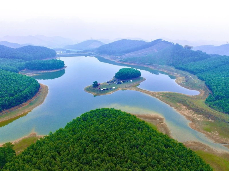 Vẻ đẹp hoang sơ hồ nước Yên Bồng