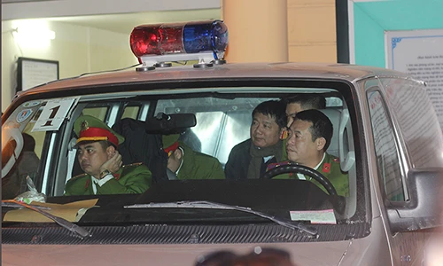 Hình ảnh ông Đinh La Thăng bình thản sau mức án đề nghị 14-15 năm