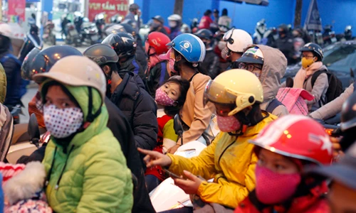 Ảnh: Dân ùn ùn đổ về Hà Nội sau nghỉ Tết dương lịch