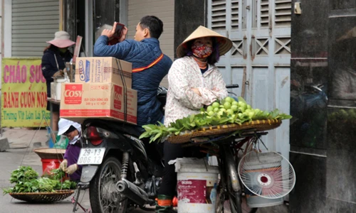 Công an mải đi dẹp vỉa hè, hàng rong quây trụ sở phường