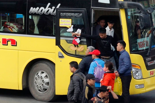 Hà Nội: Xe khách rủ nhau bỏ chuyến làm người dân khóc mếu