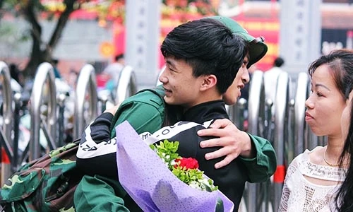 Người thân bịn rịn tiễn con em lên đường nhập ngũ ở Hà Nội