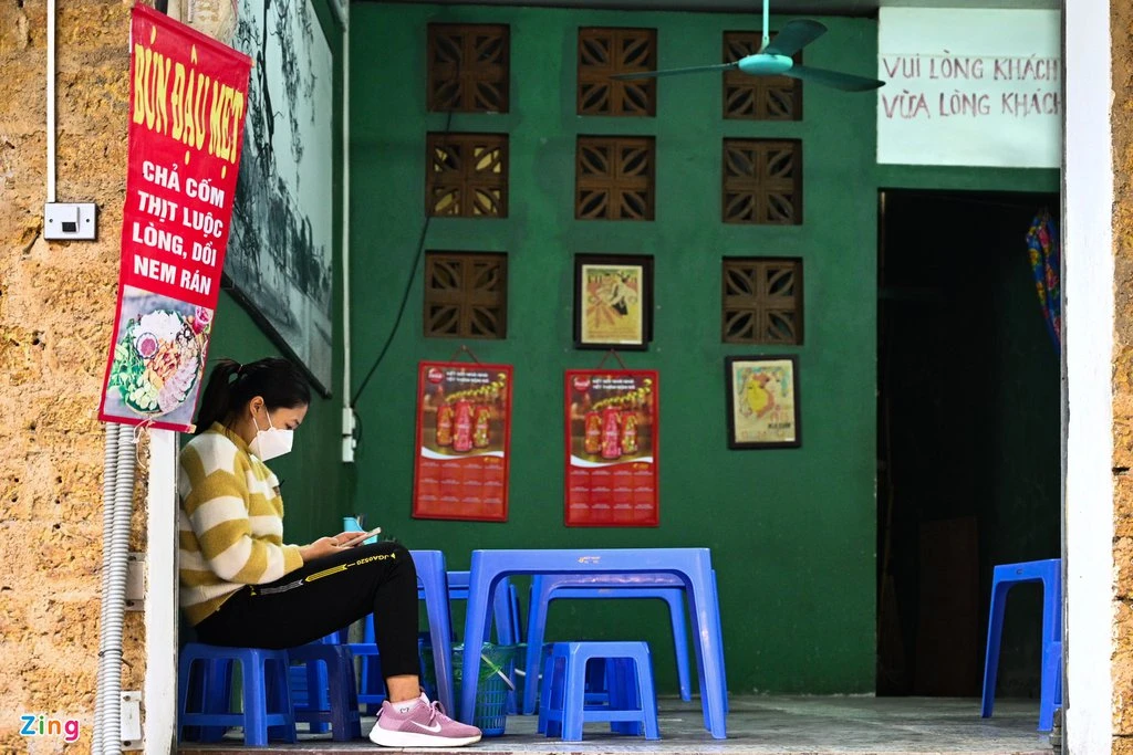 Hàng quán quận trung tâm Hà Nội vắng vẻ khi phục vụ tại chỗ