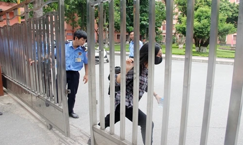 Ảnh thí sinh chạy như bay vì đi thi Ngoại ngữ muộn