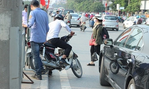 Nghỉ lễ 30/4: Xe ôm lao qua dải phân cách chở khách ra bến