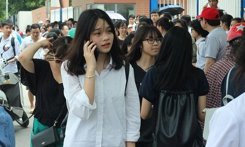 Ảnh: Sĩ tử ra khỏi phòng thi sớm, tự tin đạt điểm 10 Ngoại ngữ