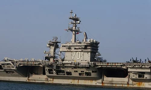 Cờ đỏ sao vàng bay trên nóc siêu tàu sân bay Mỹ ở cảng Tiên Sa