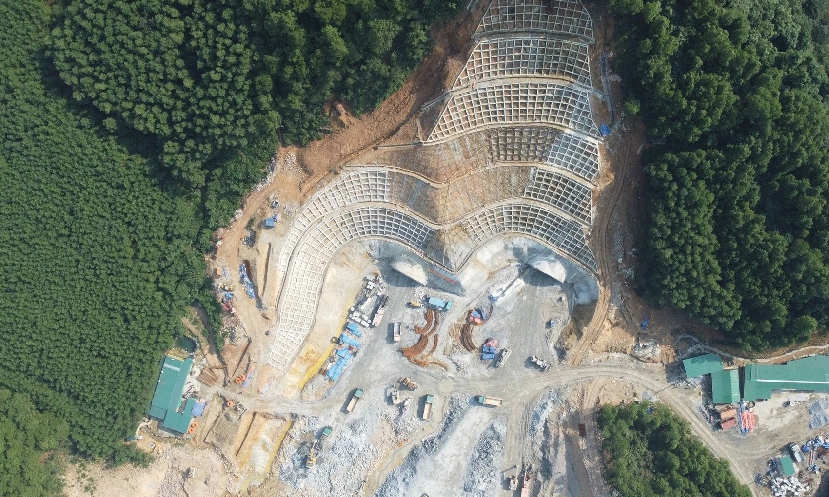 “Soi” tiến độ thi công hầm xuyên núi Thần Vũ 