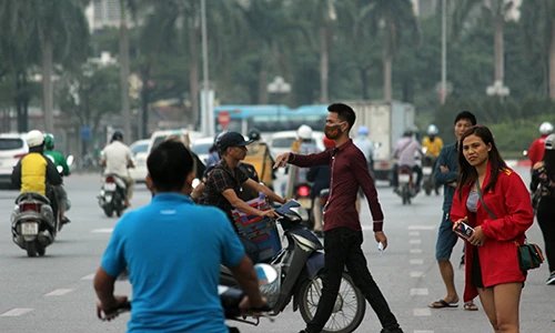 Phe vé trận Việt Nam - Philippines chặn đường, kéo người hâm mộ