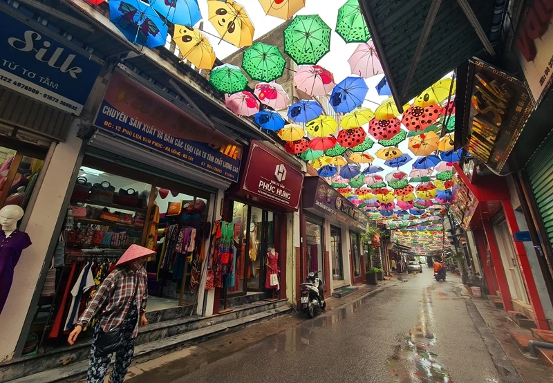 Dịch COVID-19: Nhiều cửa hàng ở làng lụa Vạn Phúc đóng cửa, xả hàng