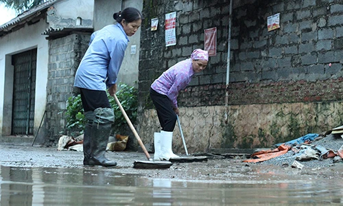 Sự cố vỡ đê Chương Mỹ: Nước đang rút, dân hối hả dọn dẹp