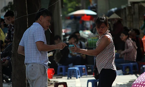 Hà Nội nắng như đổ lửa: Người “hốt” bạc triệu, người “méo mặt” vì ế