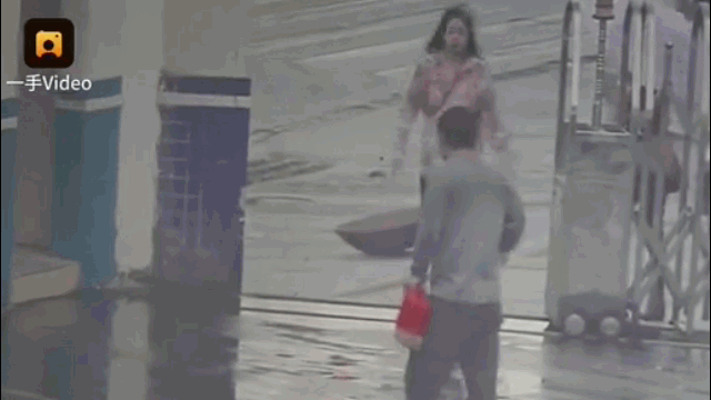 Video: Chưa thuộc đường, tên cướp chạy nhầm vào đồn cảnh sát