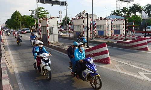 Ảnh: Trạm thu phí bỏ hoang giữa đường ở Sài Gòn