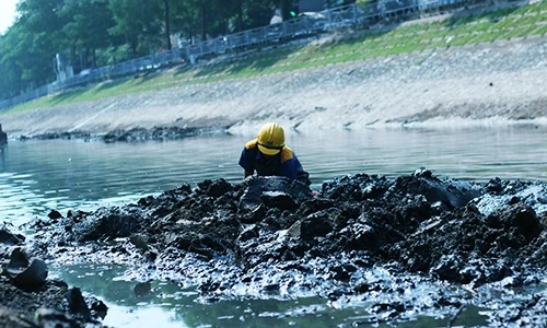 Mục kích công nhân hì hục nạo vét sông Tô Lịch hôi thối