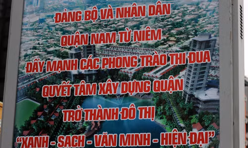 Ảnh: Ngỡ ngàng hàng loạt bảng sai chính tả giữa phố Hà Nội