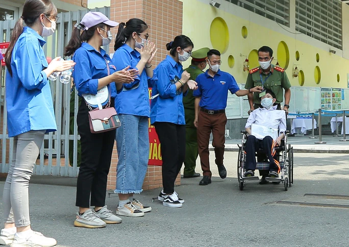 Video: Xúc động hình ảnh đưa thí sinh đặc biệt vào tận phòng thi