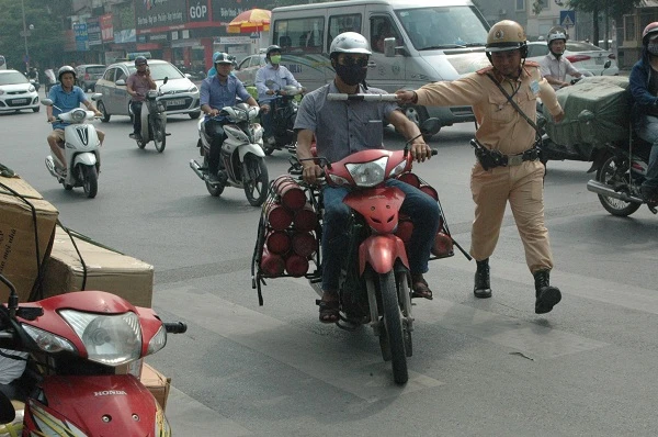 Ảnh: CSGT Hà Nội mạnh tay xử lý xe chở hàng cồng kềnh