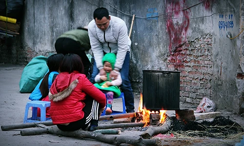 Người Hà Nội nổi lửa nấu bánh chưng ngày Tết đỏ rực phố phường