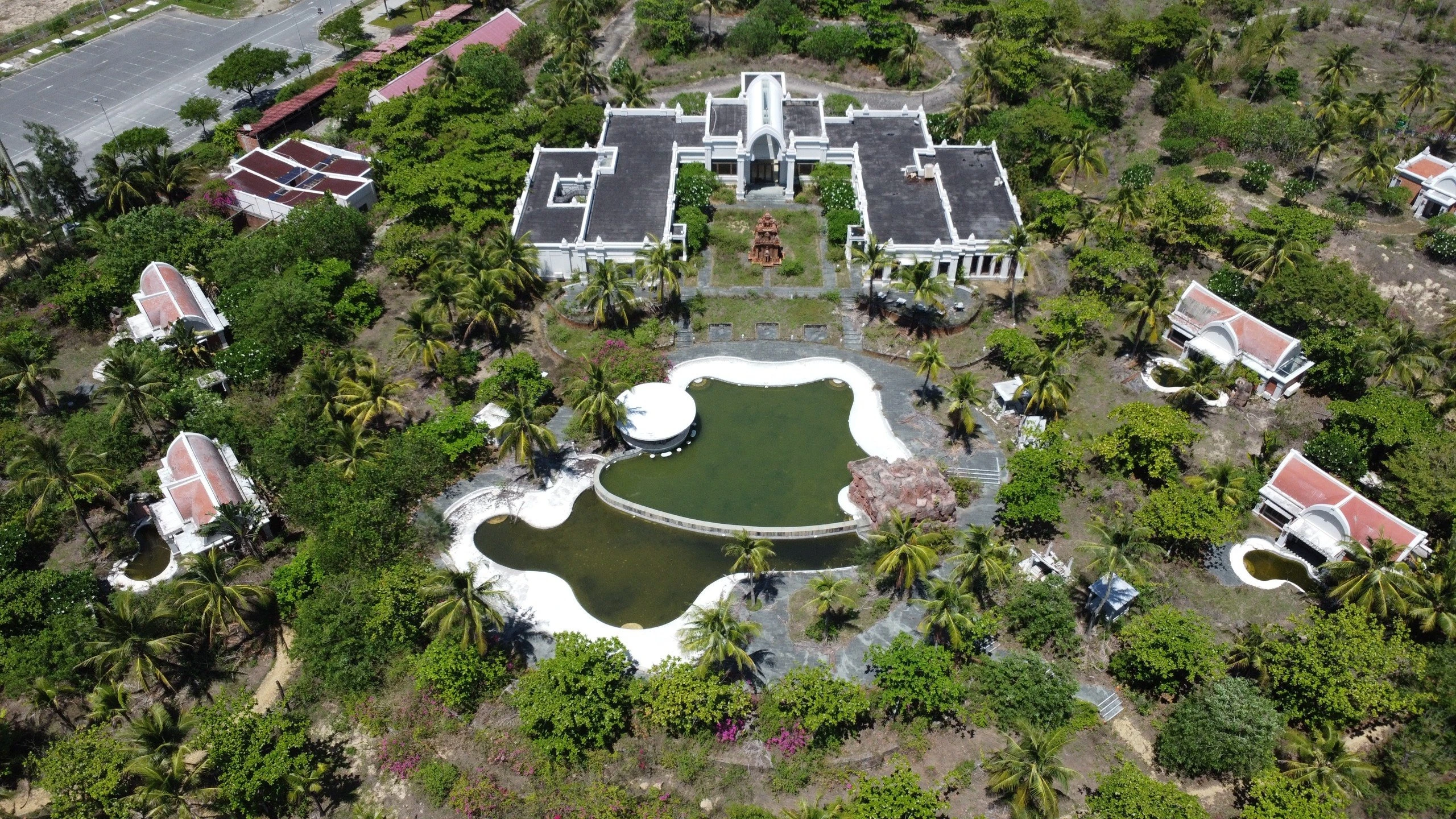 Xót xa resort 12 triệu USD ven biển Đà Nẵng bỏ hoang