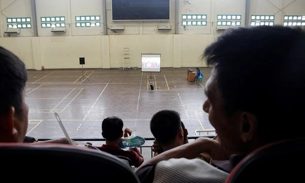 Phụ huynh được mời ngồi phòng điều hòa mát lạnh chờ con thi