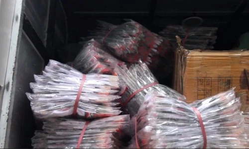 Video: Bắt giữ 2 xe tải hàng không nguồn gốc trong ngôi nhà ở ngõ sâu Hà Nội