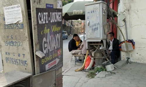 Ảnh: Người Hà Nội đùa giỡn tử thần mưu sinh quanh tủ điện