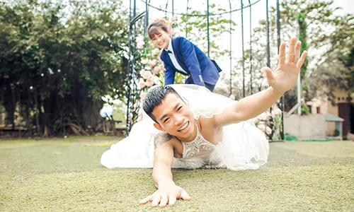 Chết cười ảnh cưới hoán đổi giới tính của đôi trẻ Ninh Bình