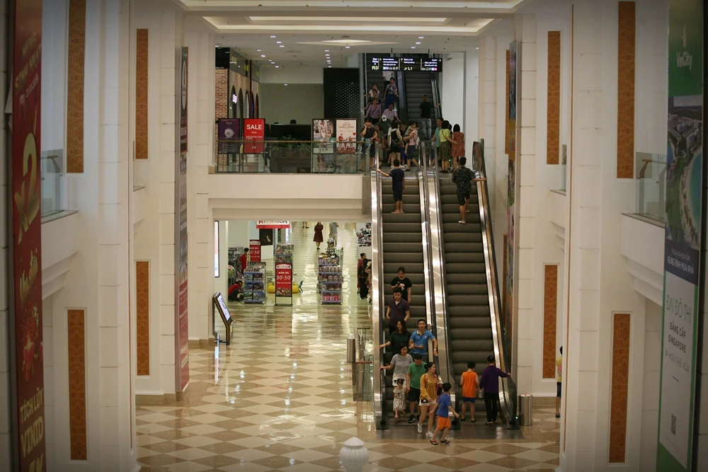 Hình ảnh vắng vẻ ở TTTM, điểm vui chơi của Hà Nội dịp nghỉ Giỗ Tổ