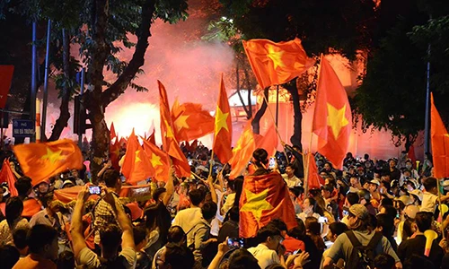CĐV Việt Nam đổ về hồ Gươm ăn mừng chiến thắng Malaysia