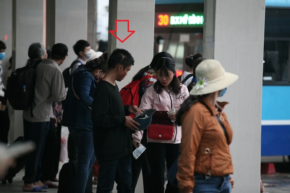 “Cái bang” lẽo đẽo theo hành khách xin tiền ở bến xe sau dịp nghỉ Giỗ Tổ