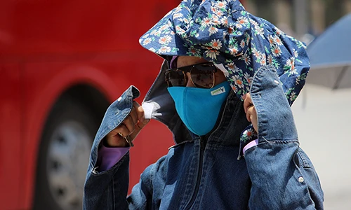 Ảnh: Nắng nóng gay gắt, người Hà Nội mặc như "Ninja" ra đường