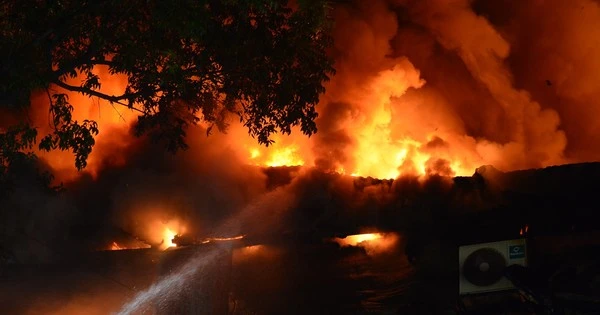 Hiện trường vụ cháy quán bar khủng khiếp trên phố Phó Đức Chính