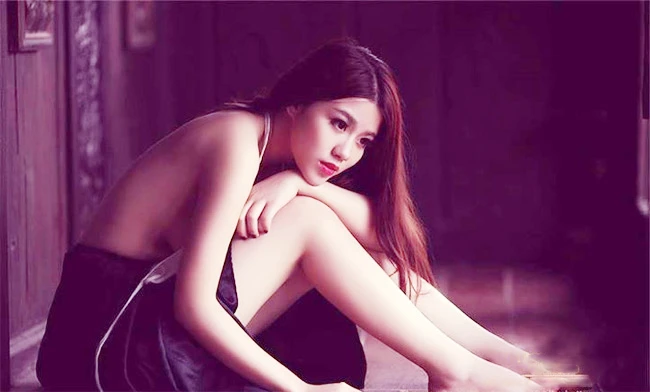 Tranh cãi mặc yếm mỏng tang, lộ vòng một... trên phim ảnh