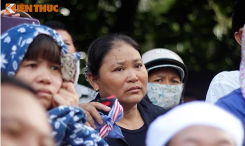 Ảnh: Dòng người khóc nghẹn tiễn đưa Đại tá Trần Quang Khải