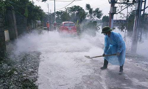 Cận cảnh dân Chương Mỹ rải vôi trắng xóa khắp đường sau vỡ đê 