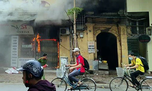 Ảnh: Nhà cháy ngùn ngụt giữa trưa, dân chạy tán loạn ở Hà Nội